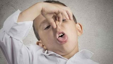 Почему у ребенка бывает кислый запах изо рта?